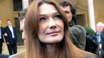 ساركوزي يسرق الأضواء من زوجته كارلا بروني