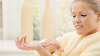 5 أقنعة ومقشرات طبيعية لعلاج التشققات الجلدية في الشتاء