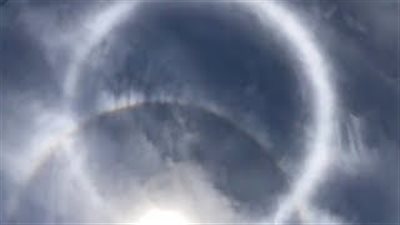 لقطات نادرة لظهور هالة في السماء في منتصف النهار (فيديو)