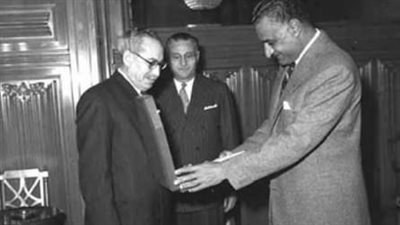 توفيق الحكيم يحكي كيف تلقى خبر تكريم عبد الناصر