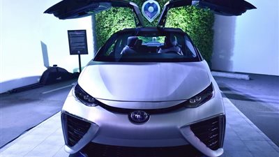 سيارتان جديدتان من تويوتا لفيلم «العودة إلى المستقبل»