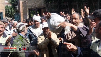 بالفيديو والصور.. عمال النظافة بالجيزة يقتحمون مبنى الهيئة العامة