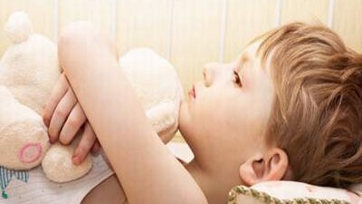 التجاهل وسوء المعاملة يؤثران سلبًا على وظائف مخ الطفل