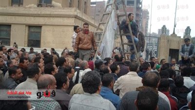 بالصور.. رئيس غزل المحلة يستعين بالبلطجية لفض الإضراب