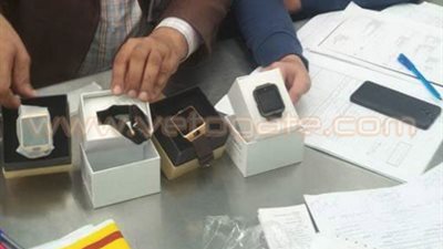 بالصور.. ضبط 4 ساعات مزودة بكاميرات تجسس بمطار القاهرة