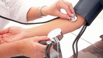 باحثون: ضغط الدم المنخفض يُضعف خلايا المخ بين بعض مرضى القلب