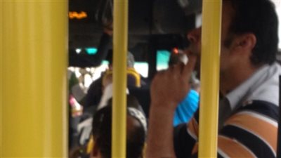 بالصور.. «محصل» يدخن السجائر داخل أتوبيس هيئة النقل بالإسكندرية