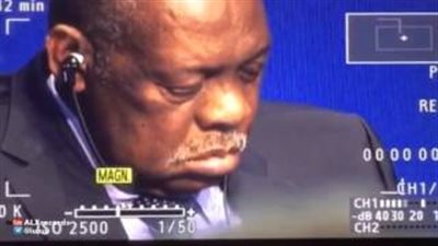 بالفيديو.. عيسى حياتو «نائما» خلال مؤتمر الـ«فيفا»