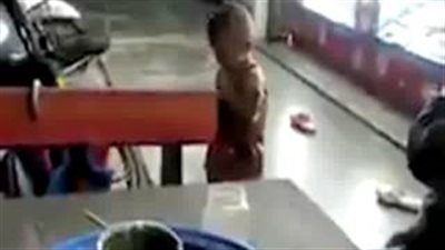 بالفيديو.. أب يشجع ابنه على تدخين السجائر