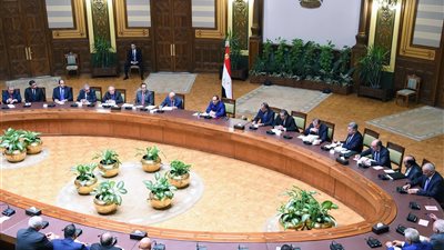 «السيسي» يلتقي 25 رجل أعمال بحضور 5 وزراء.. يؤكد عدم المساس بالملكية الخاصة وسيادة القانون.. يستعرض تطورات الأوضاع الداخلية.. يطلب التواصل مباشرة معه.. يشيد بالدور الوطني لمجتمع الأعمال المص