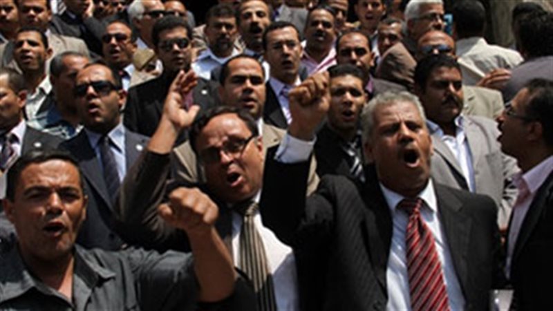 إضراب موظفى الشهر
