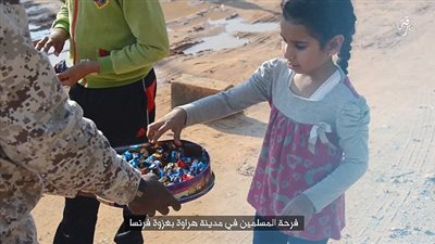 بالفيديو والصور.. «داعش ليبيا» يوزعون الحلوى احتفالًا بهجمات باريس