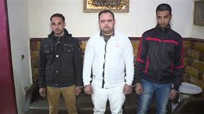 لحظة ضبط 3 أشخاص بحوزتهم تمثال فرعوني في الجيزة (فيديو)