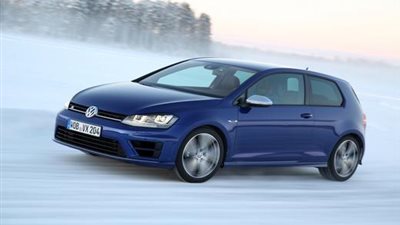 بالصور.. فولكس فاجن جولف R تتألق وسط الجليد