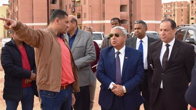 إحالة رئيس حي الصداقة بأسوان للتحقيق بسبب الشوادر العشوائية (فيديو وصور)