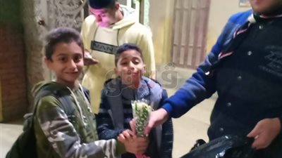 أهالي القليوبية يحتفلون بعيد الميلاد المجيد بالورود والشيكولاتة (صور)