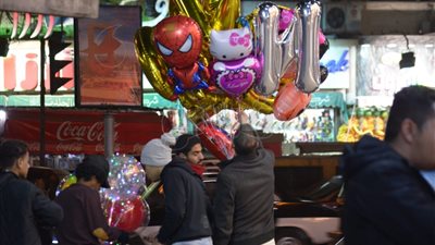 «رغم برودة الطقس»..الأسر القبطية بشبرا تحتفل بعيد الميلاد (صور)