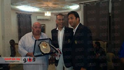 بالصورة.. السفير المصري يكرم «ميدو» في النيجر