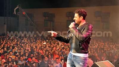 بالصور.. محمد حماقي يشعل مسرح جامعة مصر الدولية