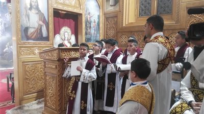 ملائكة بالزي الأبيض.. شمامسة قداس عيد الميلاد يبهرون الحضور ببورسعيد (صور وفيديو)