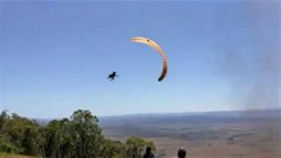 تجربة القفز بالمظلات تتحول إلى كارثة بسبب زوبعة ترابية (فيديو)