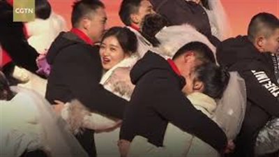 47 عريسا وعروسا يعقدون زفافهم وسط الجليد (فيديو)