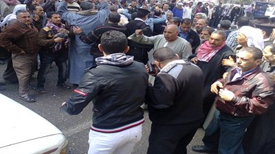 مواطنون يغلقون شارع بإمبابة بباب حديدي.. ورئيس الحى يأمر بإزالته