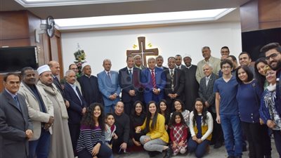 محافظ أسوان يتقدم وفود المسلمين المهنئين بعيد الميلاد المجيد (فيديو)