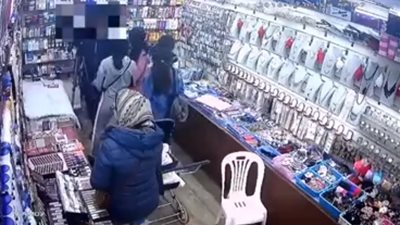 4 فتيات يسرقن محل أدوات تجميل في وضح النهار (فيديو)