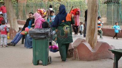 عمال نظافة حديقة الحيوان.. الجندي المجهول في احتفالات عيد الميلاد (صور)