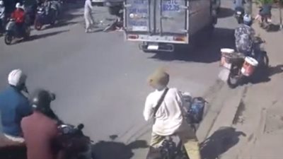 نجاة سيدة بأعجوبة من حادث سير في الصين (فيديو)