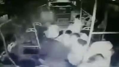 مرض سائق كاد يلقي بركاب الحافلة للهلاك (فيديو)