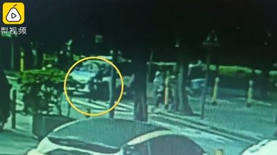 سائق تاكسي يدهس طفلا وجدته (فيديو)