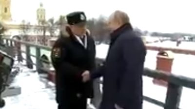 بوتين يطلق النار خلال مشاركته في الاحتفال بعيد الميلاد (فيديو)