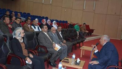 الزملوط يلتقي شباب البرنامج الرئاسي بالوادي الجديد (صور)