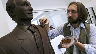 بالفيديو والصور.. تمثال بالحجم الطبيعي لـ«بوتين» من الشيكولاتة