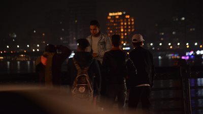 «الطقس يحكم».. إقبال المحتفلين بأعياد الميلاد على الأماكن المغلقة (صور)