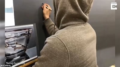 فنان يحول صورة إلى رسمة واقعية في 10 أشهر (صور)