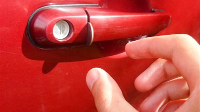 5 حيل يستخدمها اللصوص لسرقة السيارات