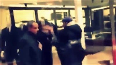 فيديو جديد لواقعة صفع وركل أحمد موسى في باريس