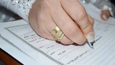 أغرب شروط «قسيمة الزواج».. إجبار رجل على الهرش لزوجته قبل النوم.. عروس تشترط عدم تكليفها بغسيل الأطباق وتنظيف الحمامات.. وإلزام عريس بإطلاع شريكة حياته على هاتفه المحمول