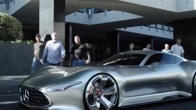 بالفيديو.. «مرسيدس توريزمو» سيارة من الفضة تسير بالريموت كنترول