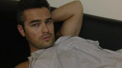 بالصور.. عضو في الكنيست الإسرائيلي يتعرى على 