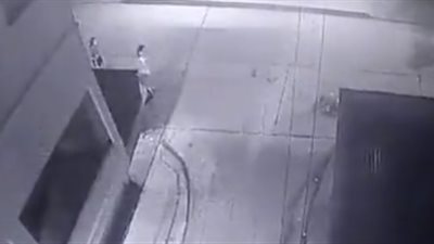 نهاية مروعة لشاب حاول الهروب من كلب شرس (فيديو)