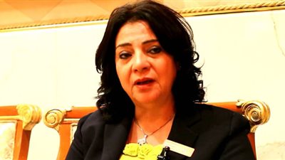 مذيع نشرة الثامنة صباحًا يتجاهل حضور وزيرة الإعلام اجتماع الببلاوى