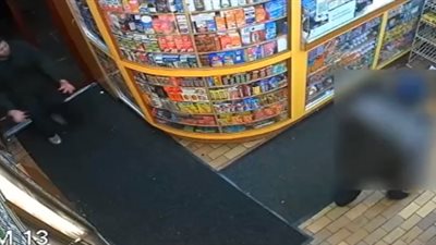 شاب يعتدي على رجل مسن بطريقة وحشية (فيديو)