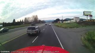 خسائر مالية لسائق سيارة شيفرولية بعد نومه في الطريق (فيديو)