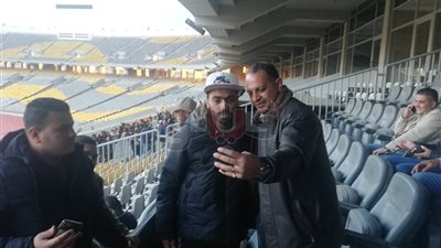 حسين الشحات يؤازر الأهلي أمام سموحة من مدرجات برج العرب (صور)