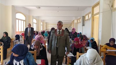 عميد كلية البنات الأزهرية بأسوان يتابع سير الامتحانات