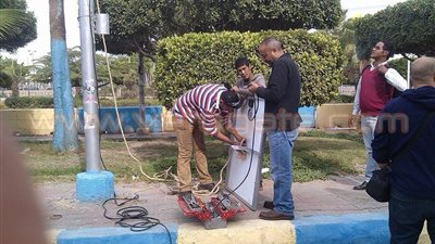 بالصور.. إنارة شوارع القنطرة بالطاقة الشمسية